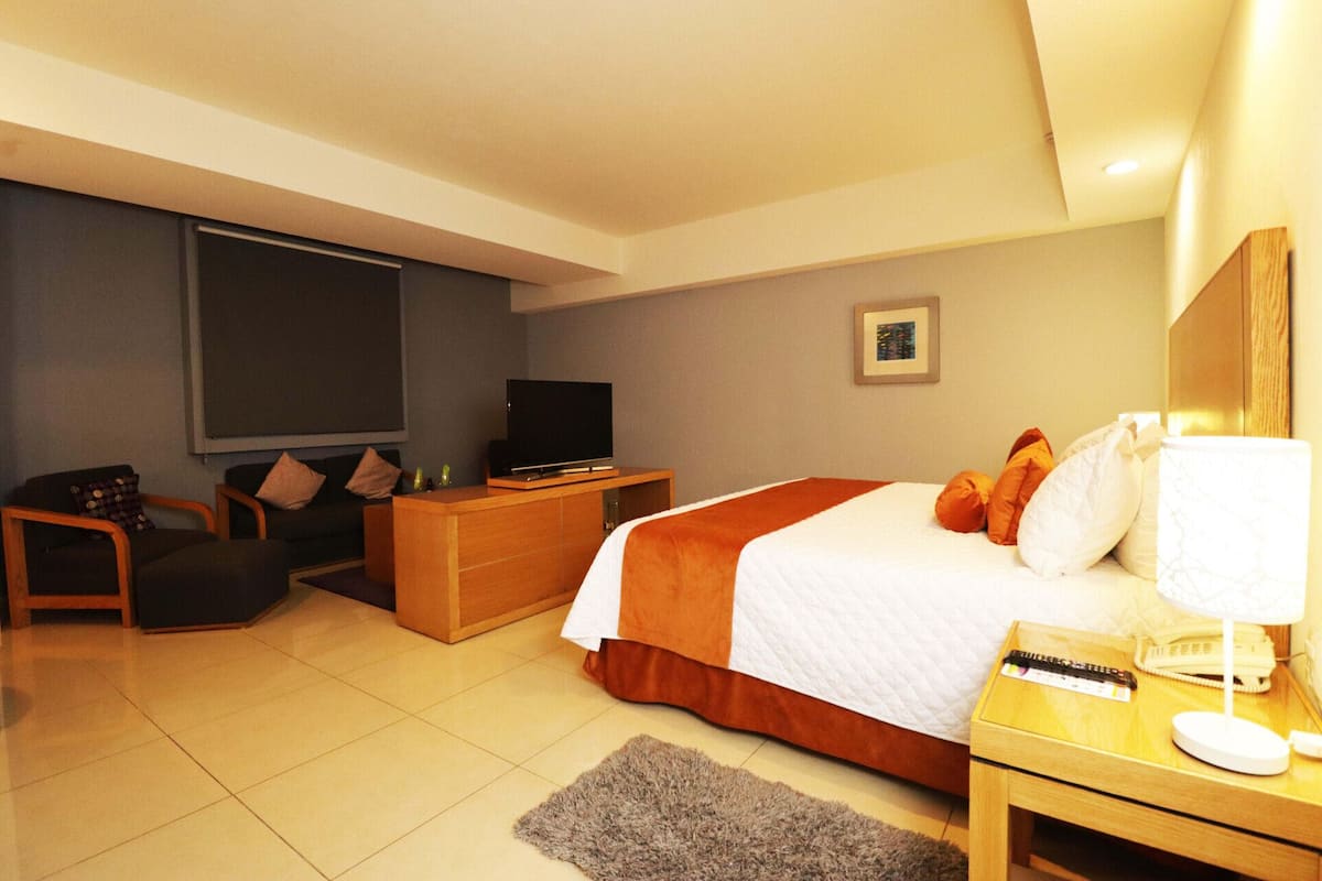 1 habitación, caja de seguridad en la habitación y escritorio