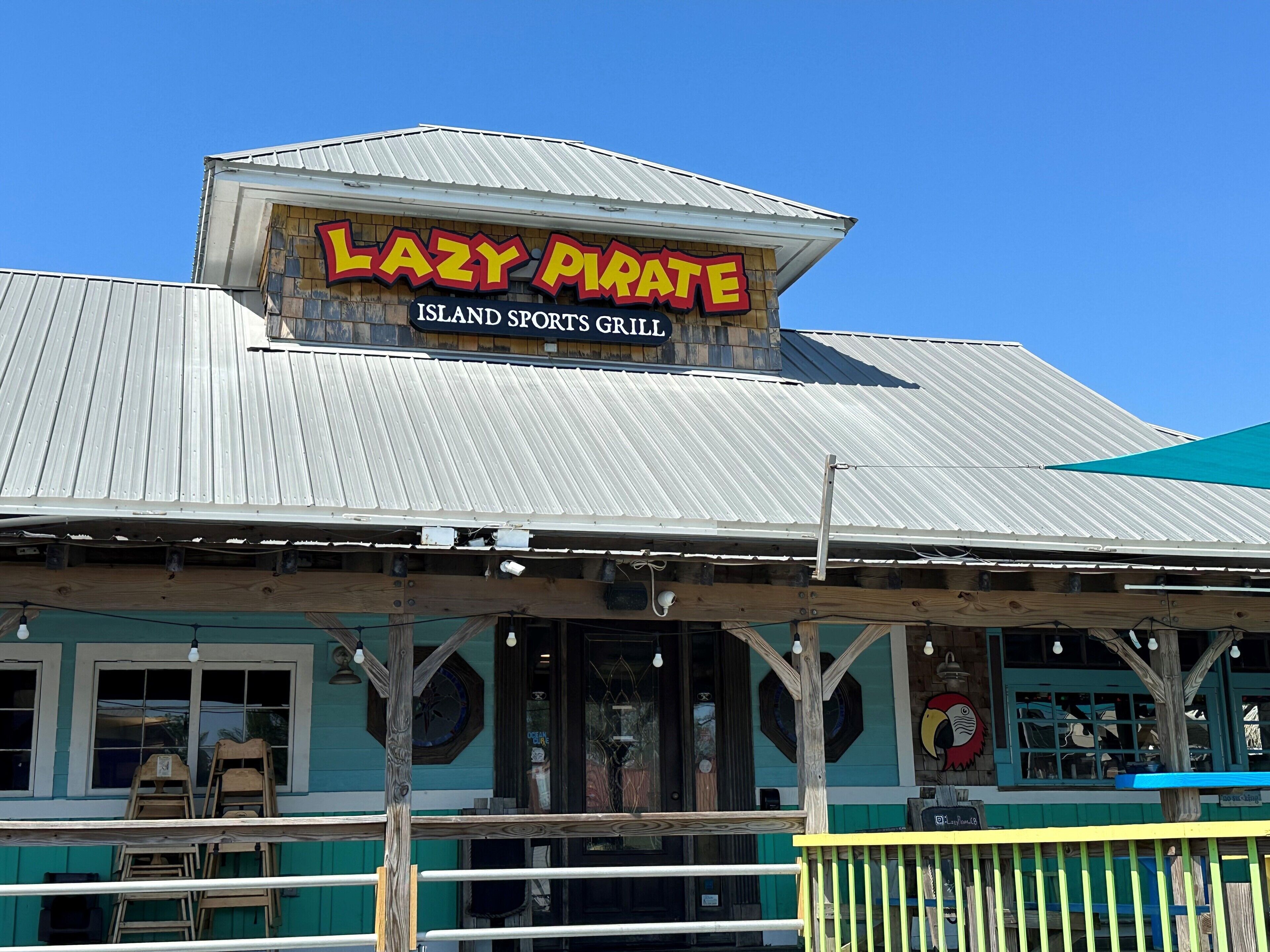 Un edificio con un cartel que dice "LAZY PIRATE ISLAND SPORTS GUILD".
