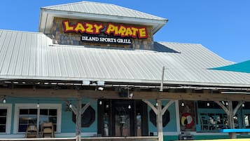 Un edificio con un cartel que dice "LAZY PIRATE ISLAND SPORTS GUILD".