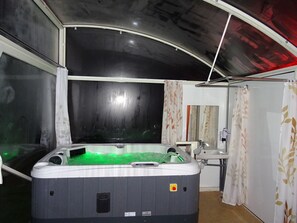 Exclusieve driepersoonskamer, en-suite badkamer (La  bulle sous les pins) | Privéspabad