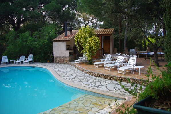 Una piscina al aire libre de temporada