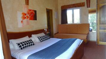 Chambre Quadruple Confort, salle de bains privée, vue piscine (Le Pin Parasol) | Literie de qualité supérieure, mini-bar avec articles gratuits