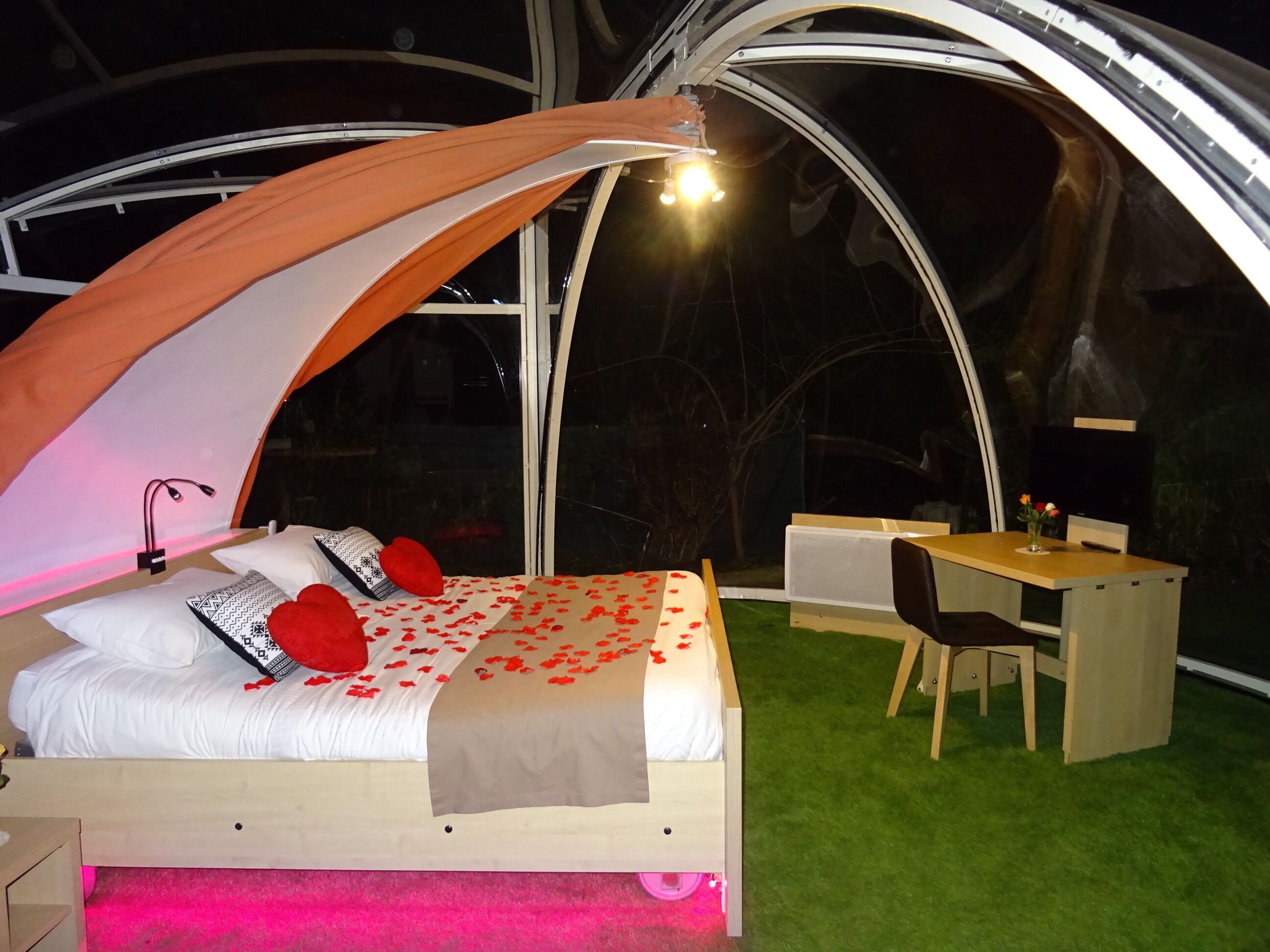 Tremannsrom – exclusive, eget bad (La  bulle sous les pins) | Sengetøy av topp kvalitet, minibarvarer (inkludert) og safe på rommet