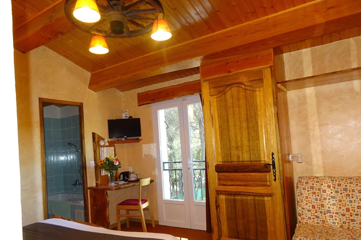 Comfort Triple Room, Private Bathroom, Pool View (Les Cyprès) | Peralatan tempat tidur premium, item bar mini percuma