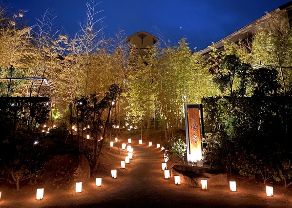 Façana frontal de l'allotjament (vespre/nit)