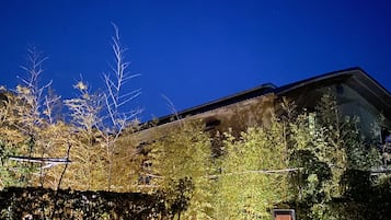 Fachada da propriedade à noite