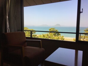 1 dormitori, caixa forta a l'habitació i roba de llit 