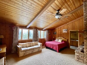 Room (Mustang) | Iron/ironing board, free cribs/infant beds, free rollaway beds - Dream Haven Guest Ranch (Marion)