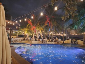 Outdoor pool - Treasure Island Resort (Olongapo)