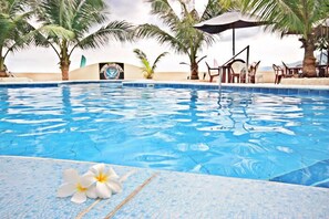 Outdoor pool - Treasure Island Resort (Olongapo)