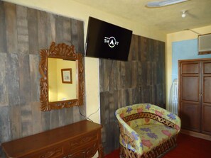 Rom – basic | Skrivebord, blendingsgardiner, strykejern/-brett og wi-fi (inkludert)