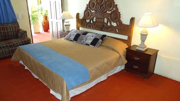 Habitación básica | Escritorio, cortinas blackout y tabla de planchar con plancha