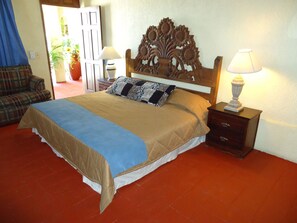 Habitación básica | Escritorio, cortinas blackout y tabla de planchar con plancha