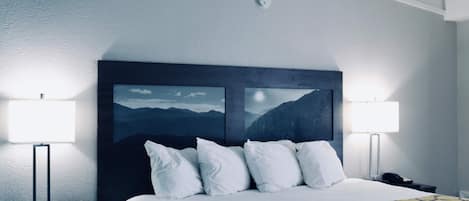 Escritorio, cunas gratuitas, wifi gratis y ropa de cama