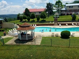 Una piscina al aire libre de temporada
