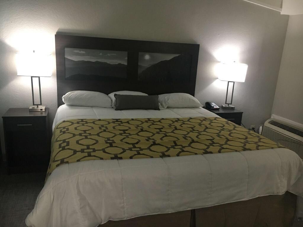 Desk, free cribs/infant beds, free WiFi, bed sheets