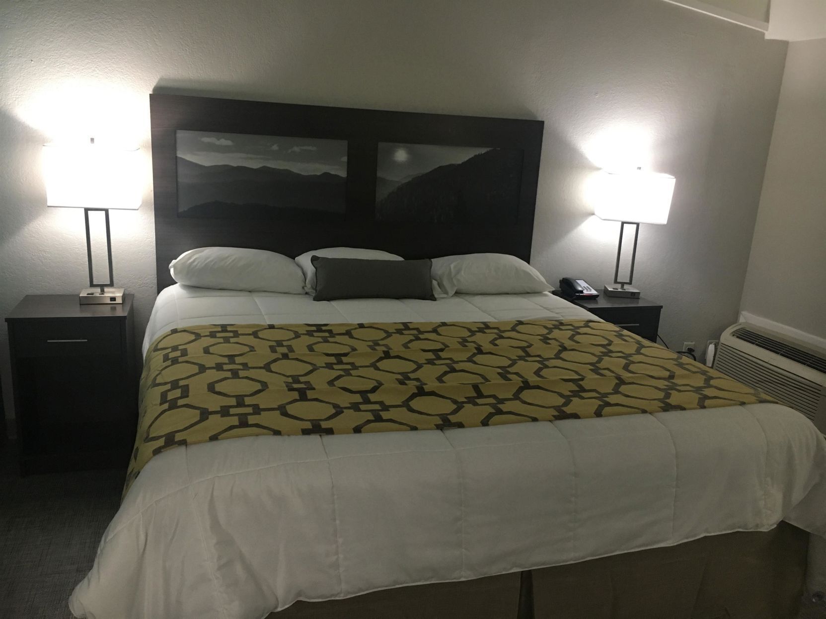 Desk, free cribs/infant beds, free WiFi, bed sheets