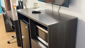 Studio Suite Deluks, Beberapa Tempat Tidur, Bebas Asap Rokok | Meja kerja, tempat tidur bayi gratis, Wi-Fi gratis, dan seprai linen