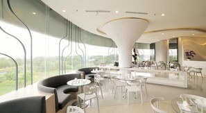 Serveert ontbijt, lokale gerechten