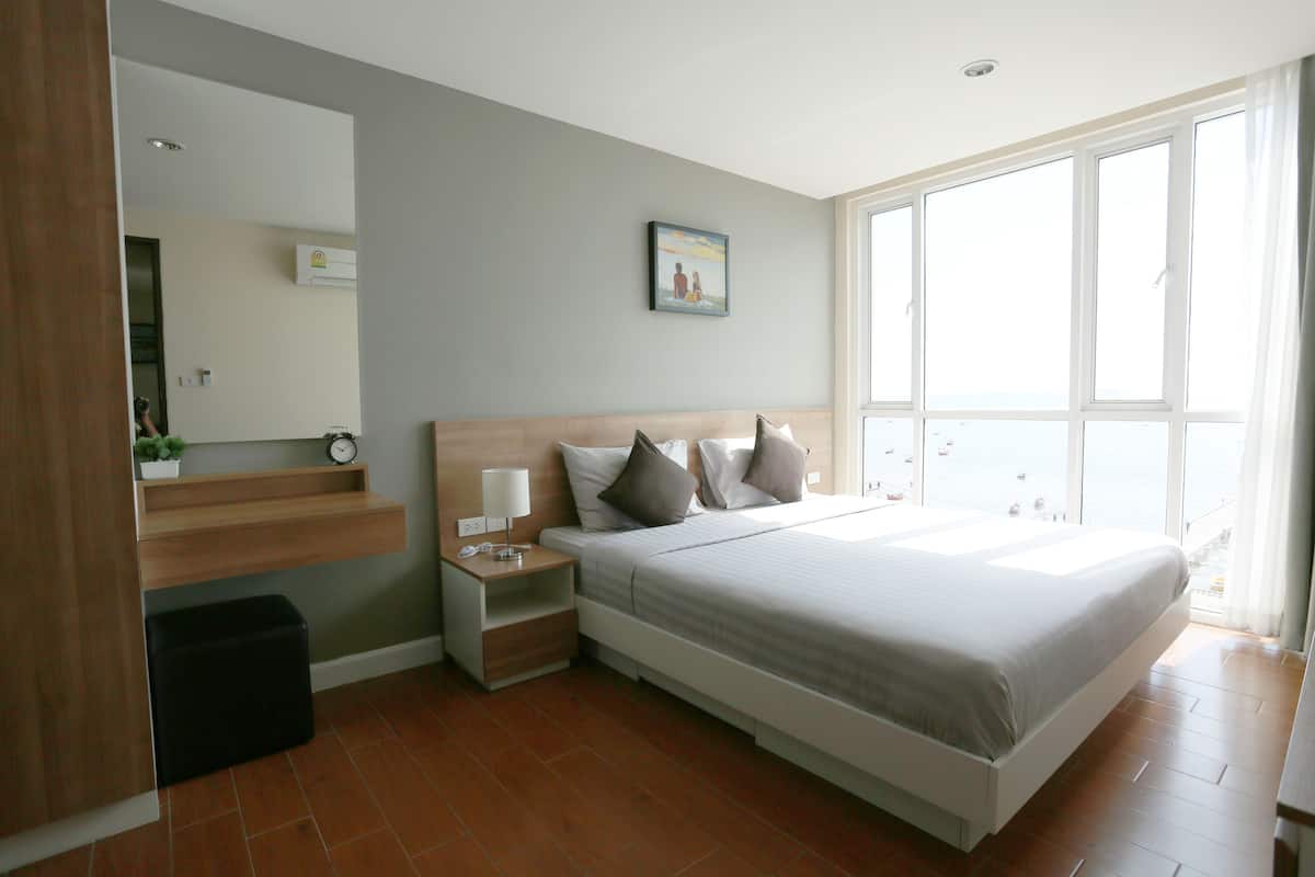 One Bedroom Suite | 1 bedroom, in-room safe, desk, blackout drapes