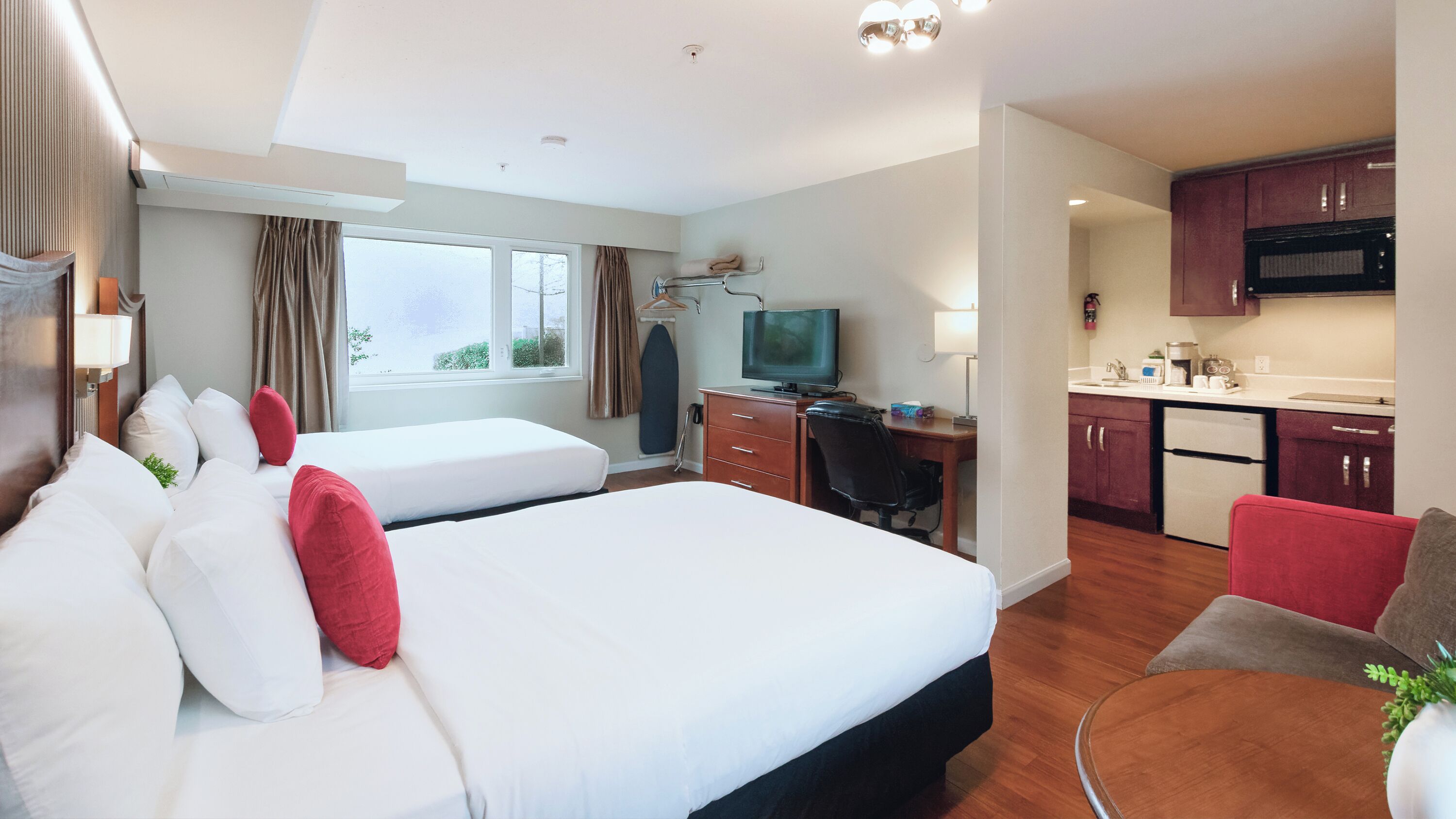 Dobbeltrom, 2 dobbeltsenger, tekjøkken | Sengetøy av topp kvalitet, skrivebord, strykejern/-brett og sengetøy