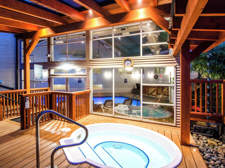 Una piscina cubierta (de 08:30 a 22:00), tumbonas