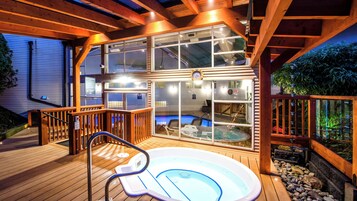 Una piscina techada, sillones reclinables de piscina