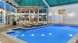 Piscina interna, funciona das 8h30 às 22h, espreguiçadeiras