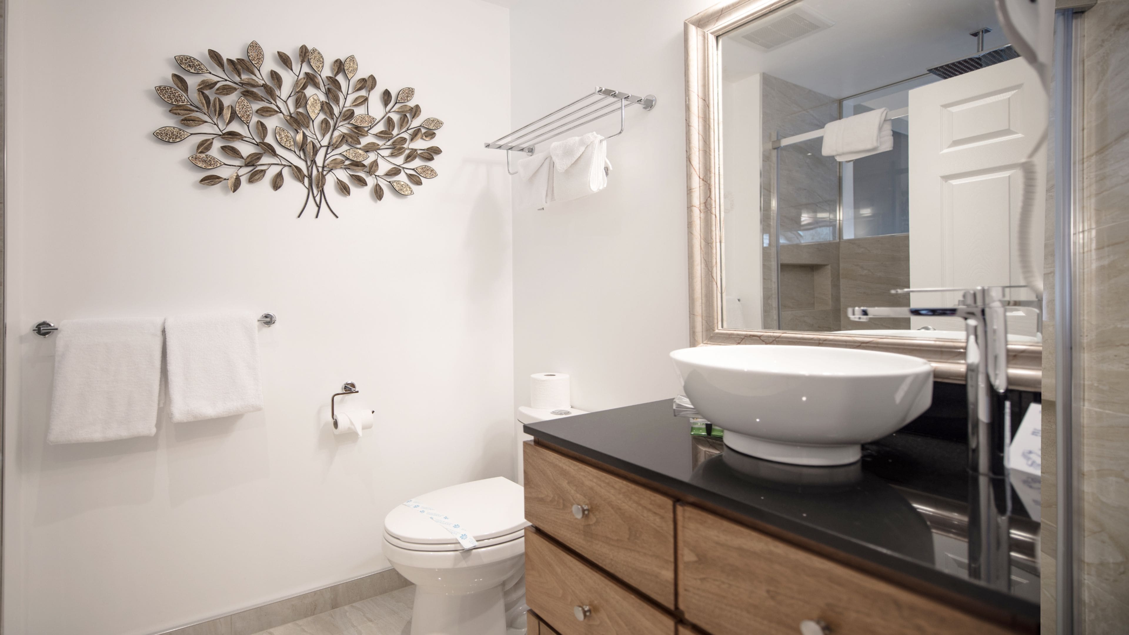 luxury room, 1 king bed, balcony, park view | bathroom | combined shower/bathtub, designer toiletries, hair dryer, towels