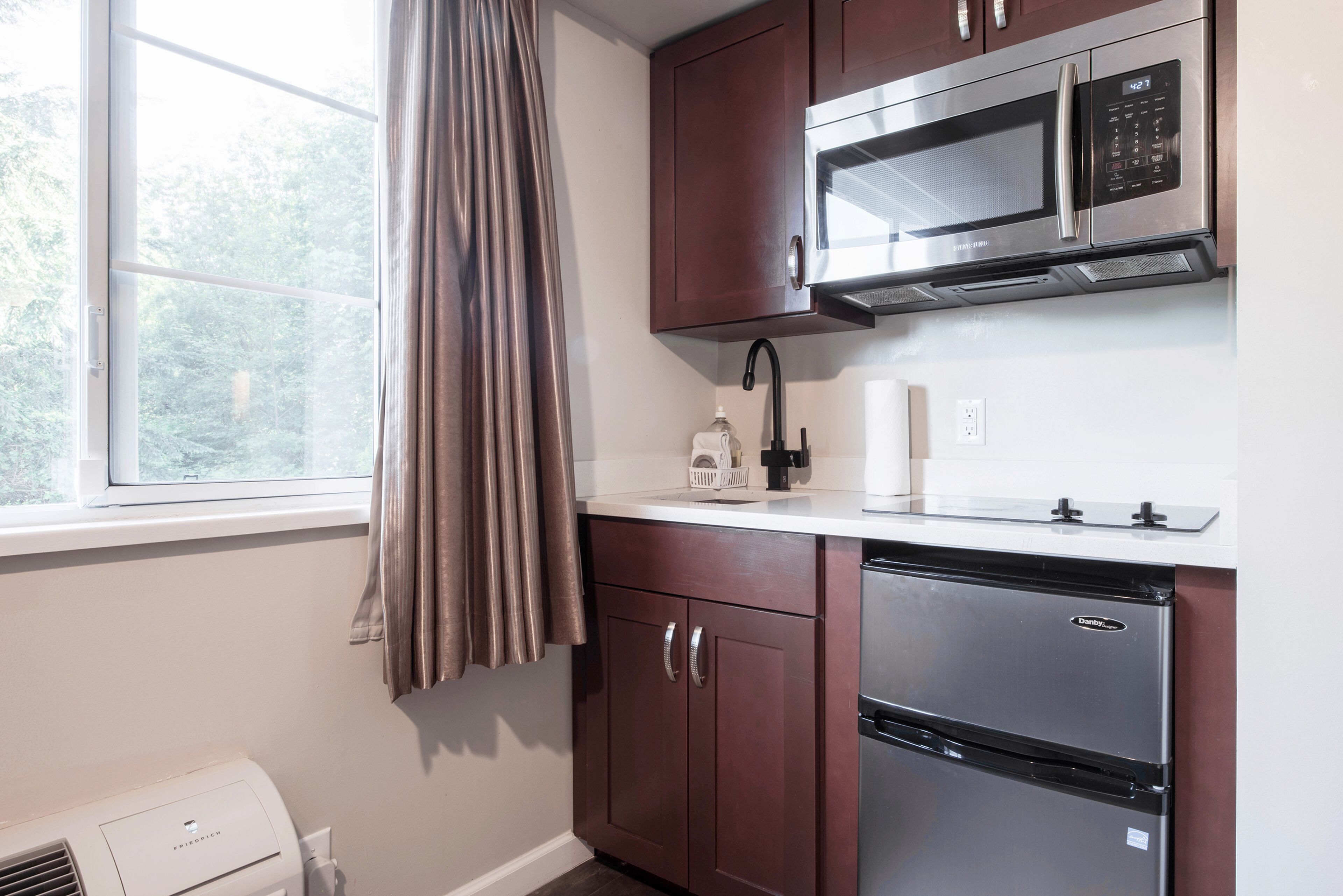 deluxe room, 2 queen beds, kitchenette | private kitchenette | fridge, microwave, coffee/tea maker