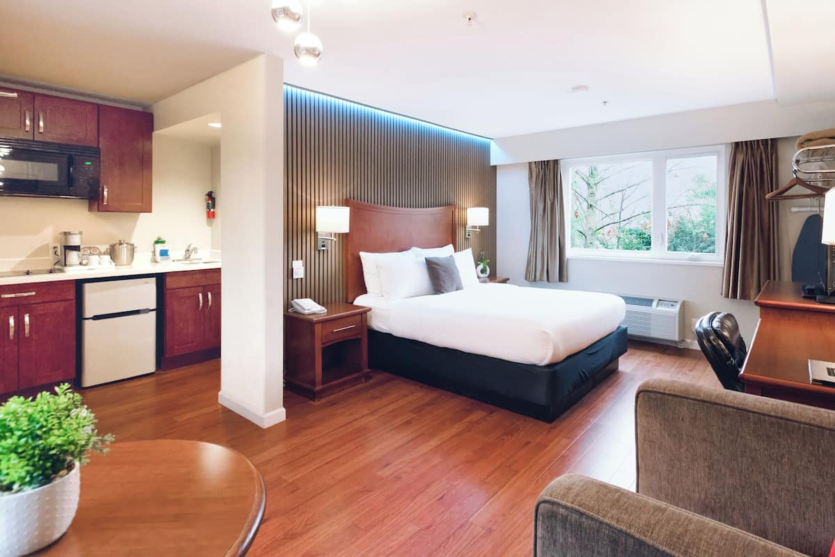 Standard Room, 1 Queen Bed, Kitchenette