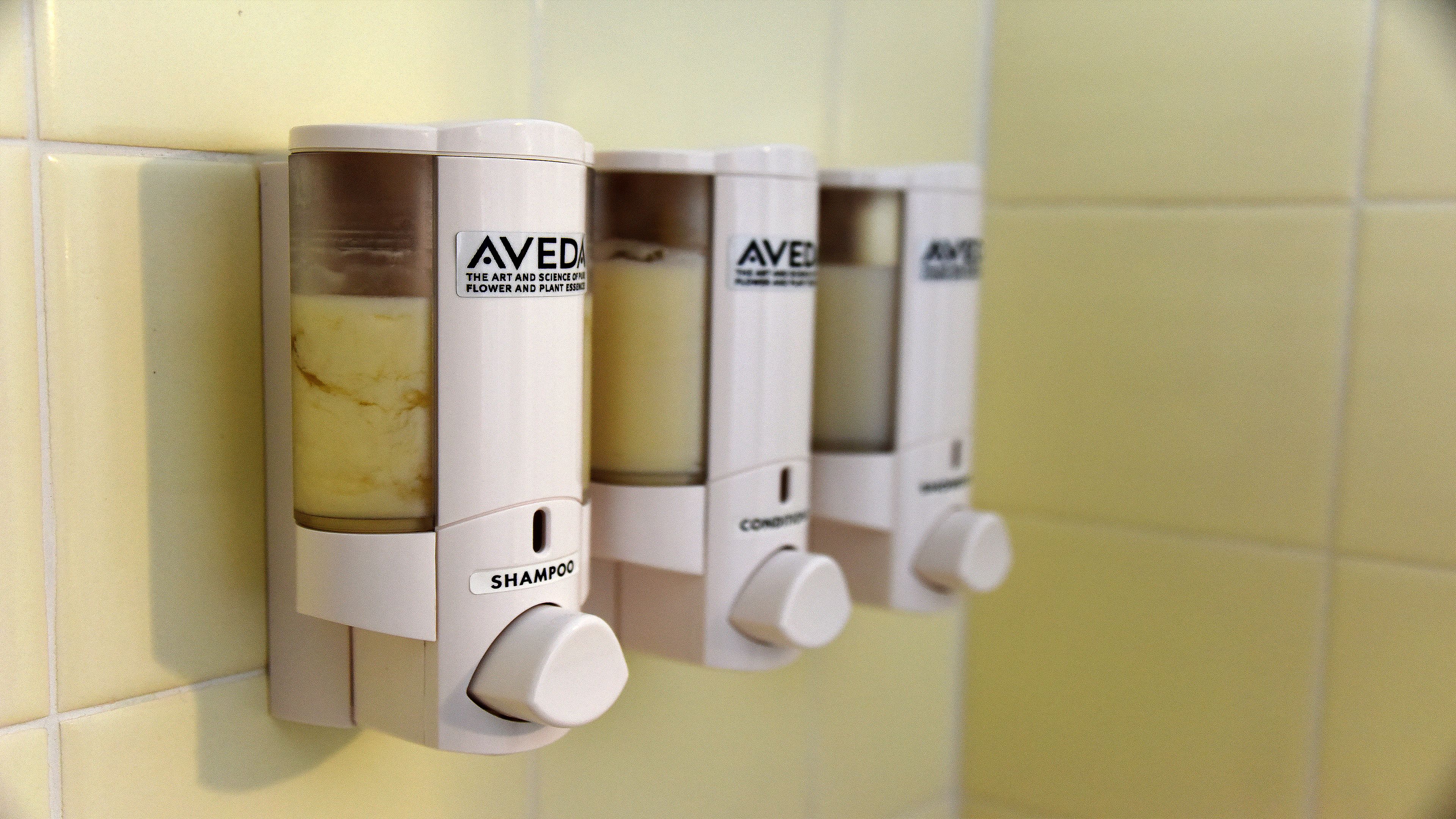 executive suite, 1 bedroom, kitchen, city view | bathroom amenities | combined shower/bathtub, designer toiletries, hair dryer, towels