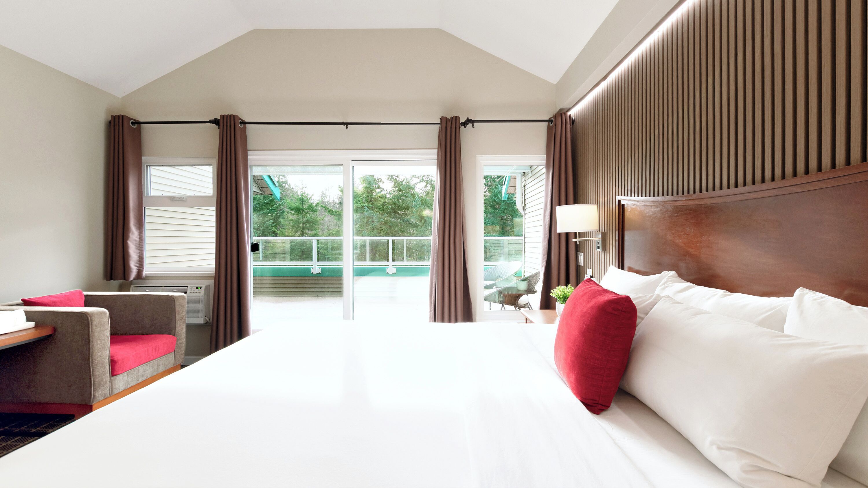 Luxury Room, 1 King Bed, Balcony, Park View | Premium bedding, desk, iron/ironing board, bed sheets