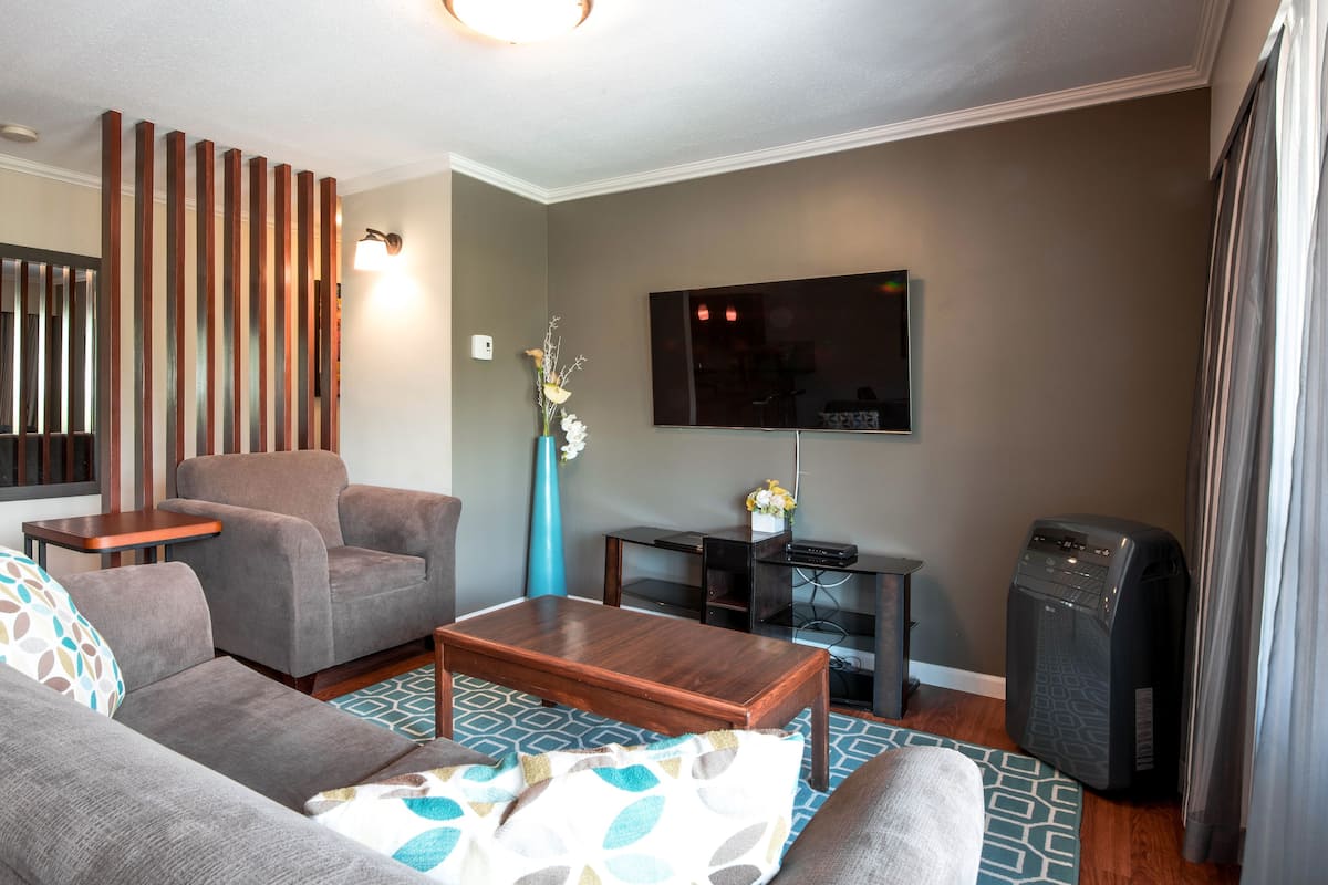 Suite ejecutiva, 1 habitación, cocina, vista a la ciudad | Sala de estar | Televisión LED de 40 pulgadas con canales por cable y televisión