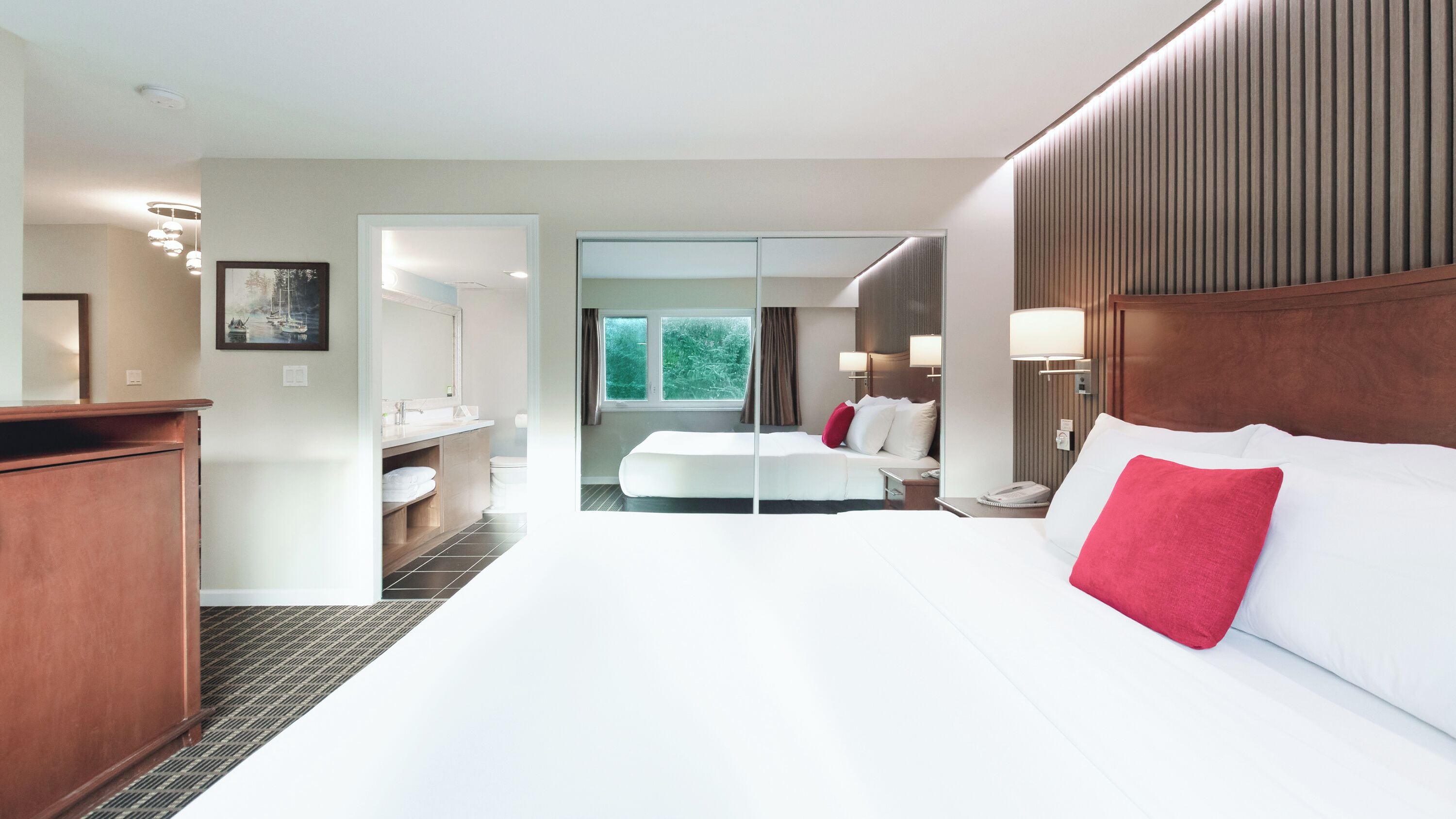 デラックス スイート キングベッド 1 台ソファーベッド付き 簡易キッチン パークビュー | 高級寝具、デスク、アイロン / アイロン台、ベッドシーツ