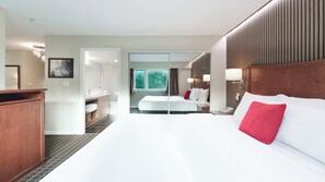 Suite Deluxe, 1 cama de matrimonio grande con sofá cama, cocina básica, vistas al parque | Ropa de cama de alta calidad, escritorio, tabla de planchar con plancha