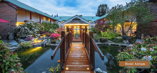 Garden - Gibsons Garden Hotel (Gibsons)