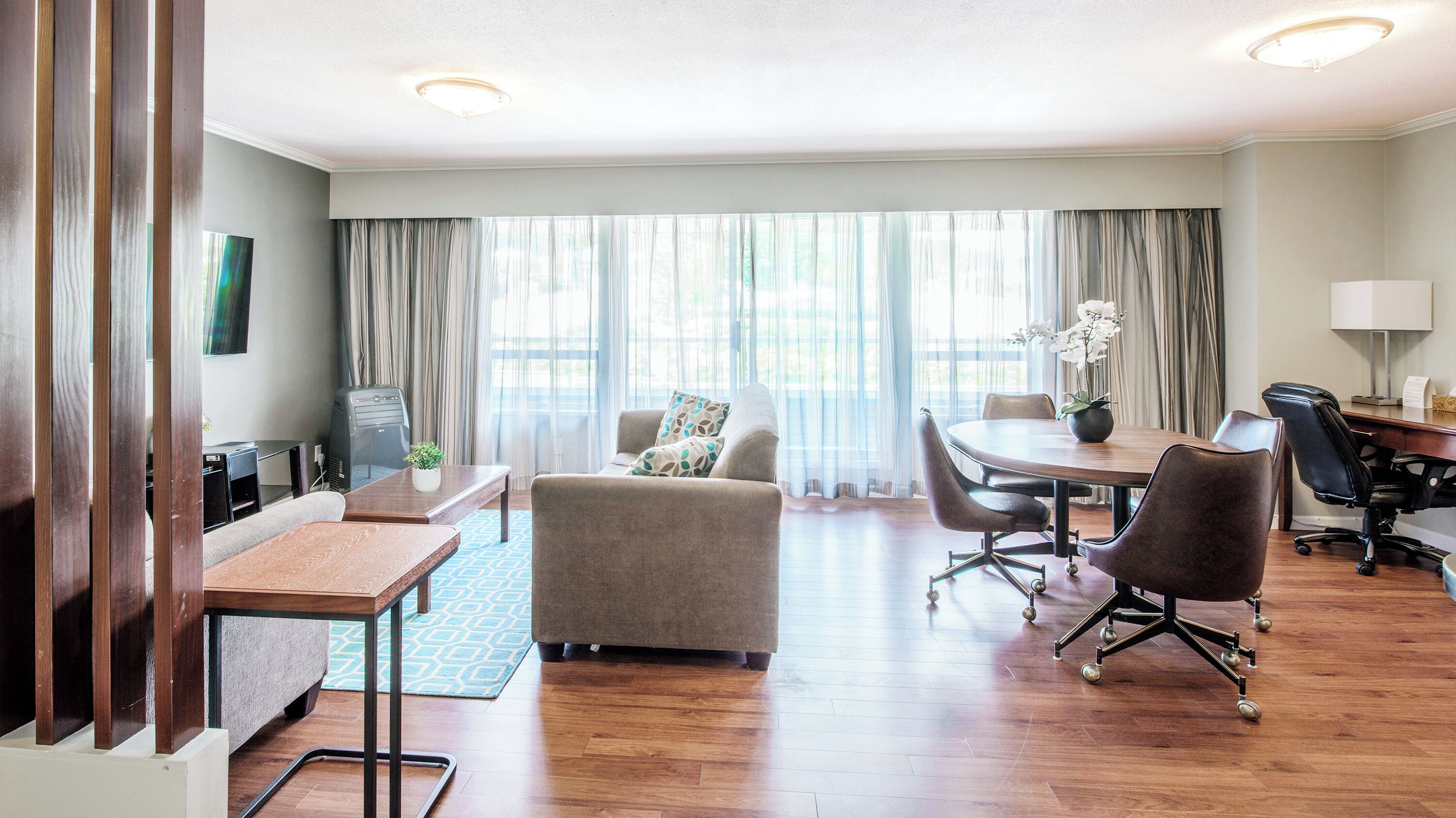 Executive Suite, 1 Bedroom, Kitchen, City View | Living area