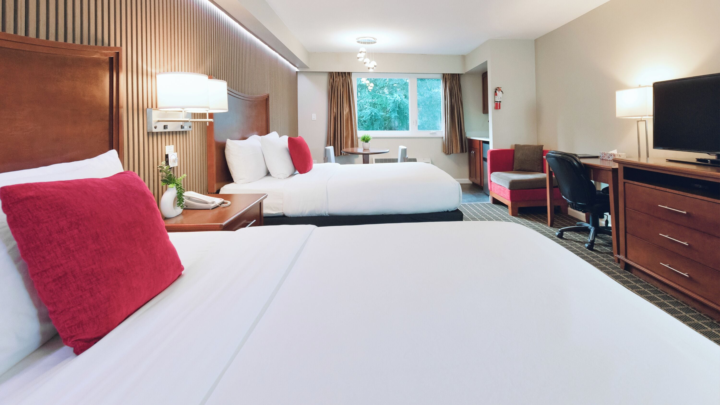 Rom – deluxe, 2 queensize-senger, tekjøkken | Sengetøy av topp kvalitet, skrivebord, strykejern/-brett og sengetøy