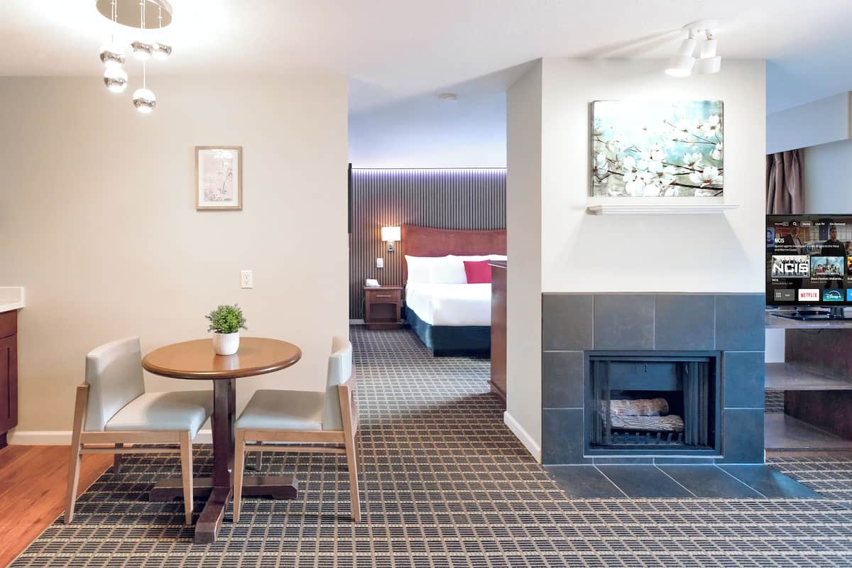 Deluxe Suite, 1 King Bed with Sofa bed, Kitchenette, Park View