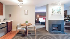 Deluxe Suite, 1 King Bed with Sofa bed, Kitchenette, Park View | Premium bedding, desk, iron/ironing board, bed sheets - Gibsons Garden Hotel (Gibsons)