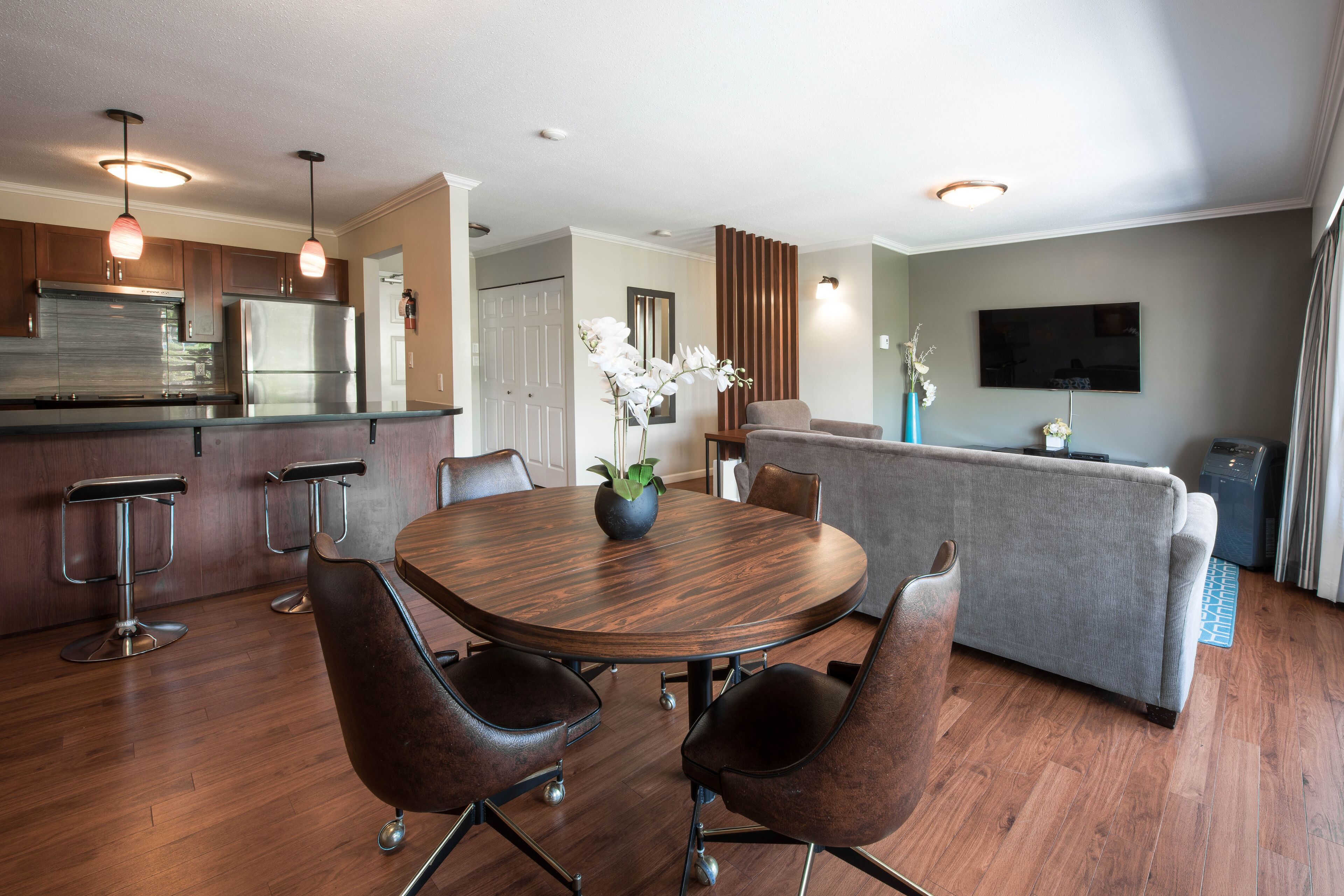 Executive Suite, 1 Bedroom, Kitchen, City View | In-room dining