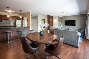 Executive Suite, 1 Bedroom, Kitchen, City View | In-room dining - Gibsons Garden Hotel (Gibsons)