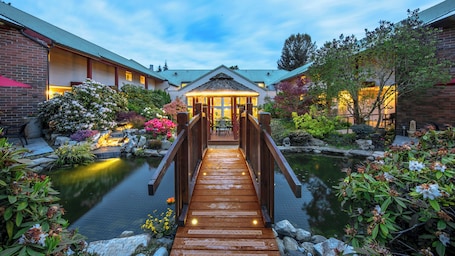 Garden. Gibsons Garden Hotel