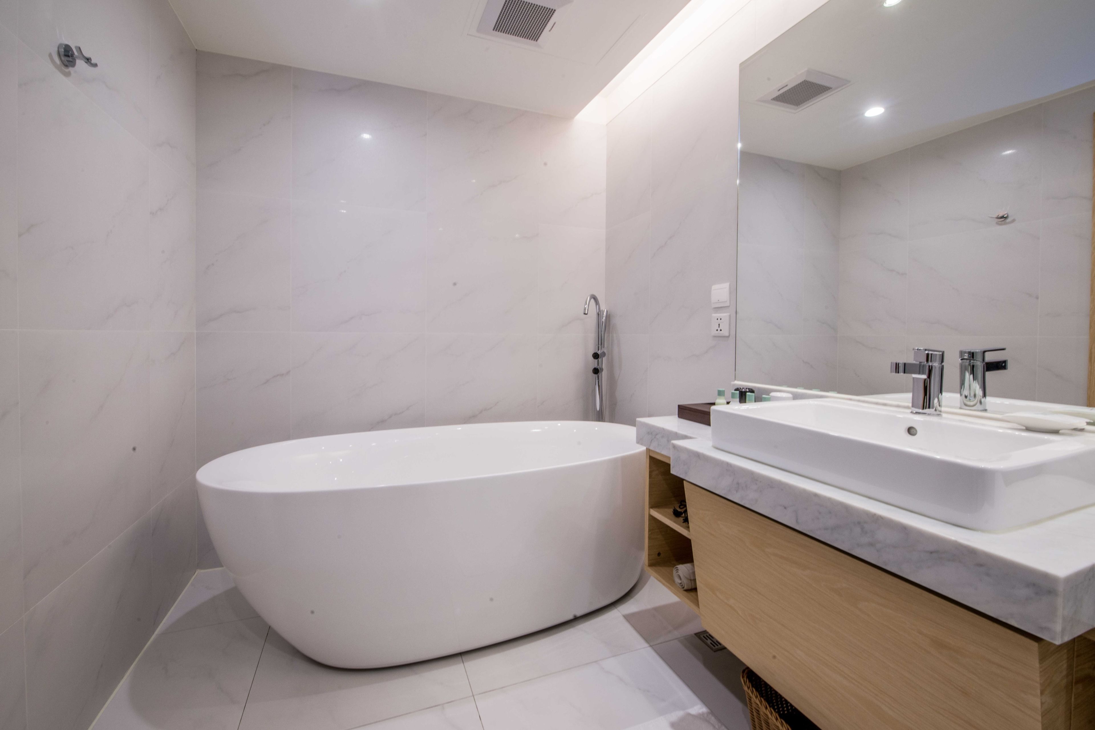 executive room (twin) | bathroom | shower, hair dryer, slippers, bidet