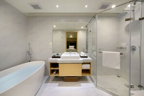 Quarto executivo (Twin) | Roupas de cama premium, edredons de pluma, cofres nos quartos