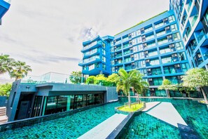 3 piscines extérieures, chaises longues