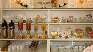 Un buffet proposant une variété de plats et de boissons.