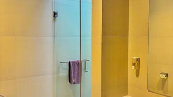 Suite | Bathroom | Shower, free toiletries, hair dryer, bidet
