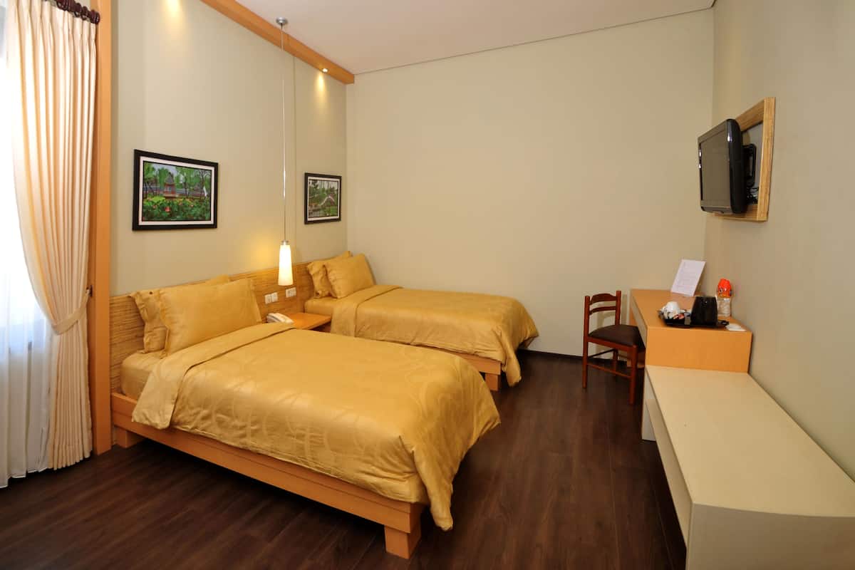 Junior Suite | Peralatan tempat tidur premium, meja, Wi-fi percuma, cadar katil 